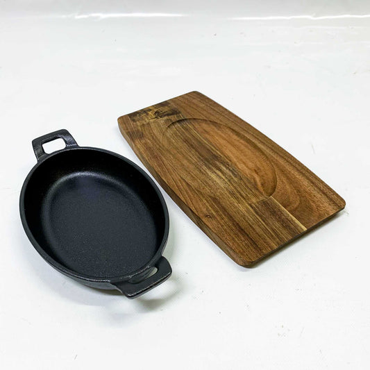 Gusseisen Grillpfännchen Ø 18cm mit Servierbrett, ideal für Grillgerichte, hitzebeständig, gleichmäßige Wärmeverteilung.