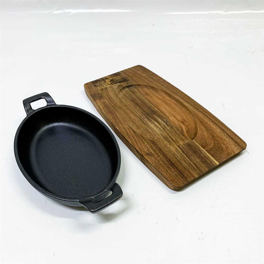 Gusseisen Grillpfännchen Ø 18cm mit Servierbrett, ideal für Grillgerichte, hitzebeständig, gleichmäßige Wärmeverteilung.