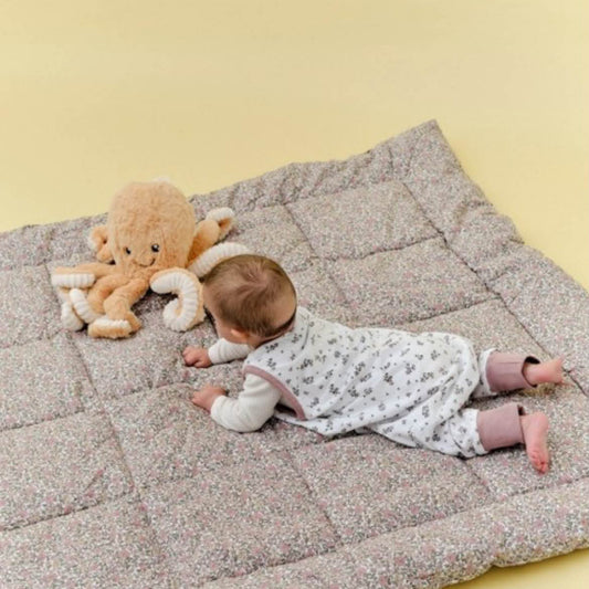 molis&co Baby Schlafsack mit Füßen 0.5 TOG, Sommerschlafsack, atmungsaktiv, ideal für warme Nächte, sorgt für Komfort und Sicherheit.