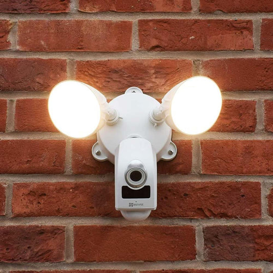 EZVIZ LC1, 1080p FHD Flutlicht, Outdoor Überwachungskamera, Floodlight, PIR Sensor, aktive Verteidigung, Zwei-Wege Audio, Weiß