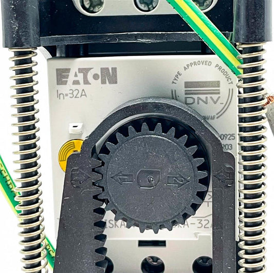 WISKA, SP-VARI-PI/LED/25kA/BC/NUTS, Varitain Pushin 25kA, MCCB 25kA, 1 Sockelflansch, Bajonettkappe, 10 Hutmuttern, Unterlegscheibe, Ersatzteil.