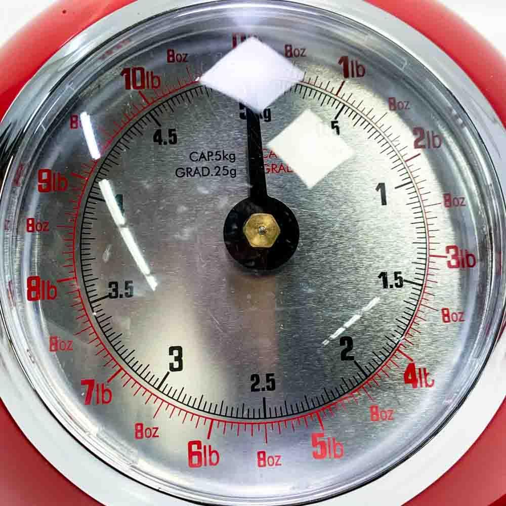 Retro mechanical red metal scale model RM-2020 precision scale with nostalgic design and high accuracy