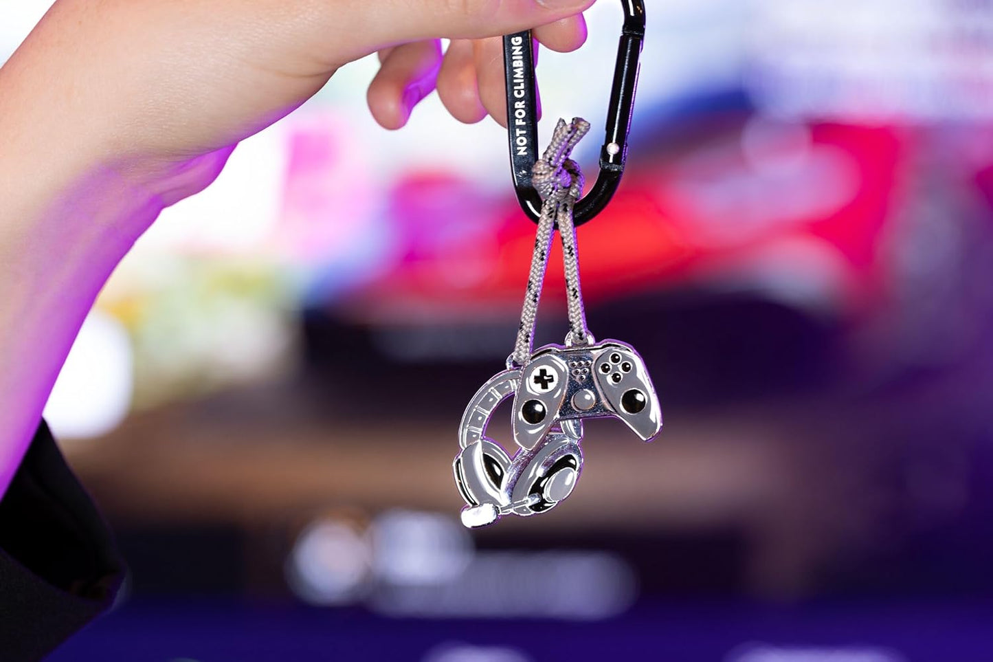 TROIKA Schlüsselanhänger GAMING, 2 Anhänger (Controller, Headset), Metallguss, verchromt, grau/schwarz/silber, dekoratives Kletterseil
