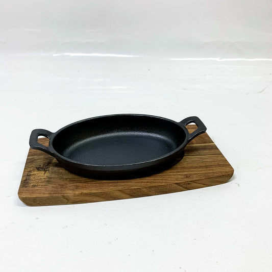 Gusseisen Grillpfännchen Ø 18cm mit Servierbrett, ideal für Grillgerichte, hitzebeständig, gleichmäßige Wärmeverteilung.