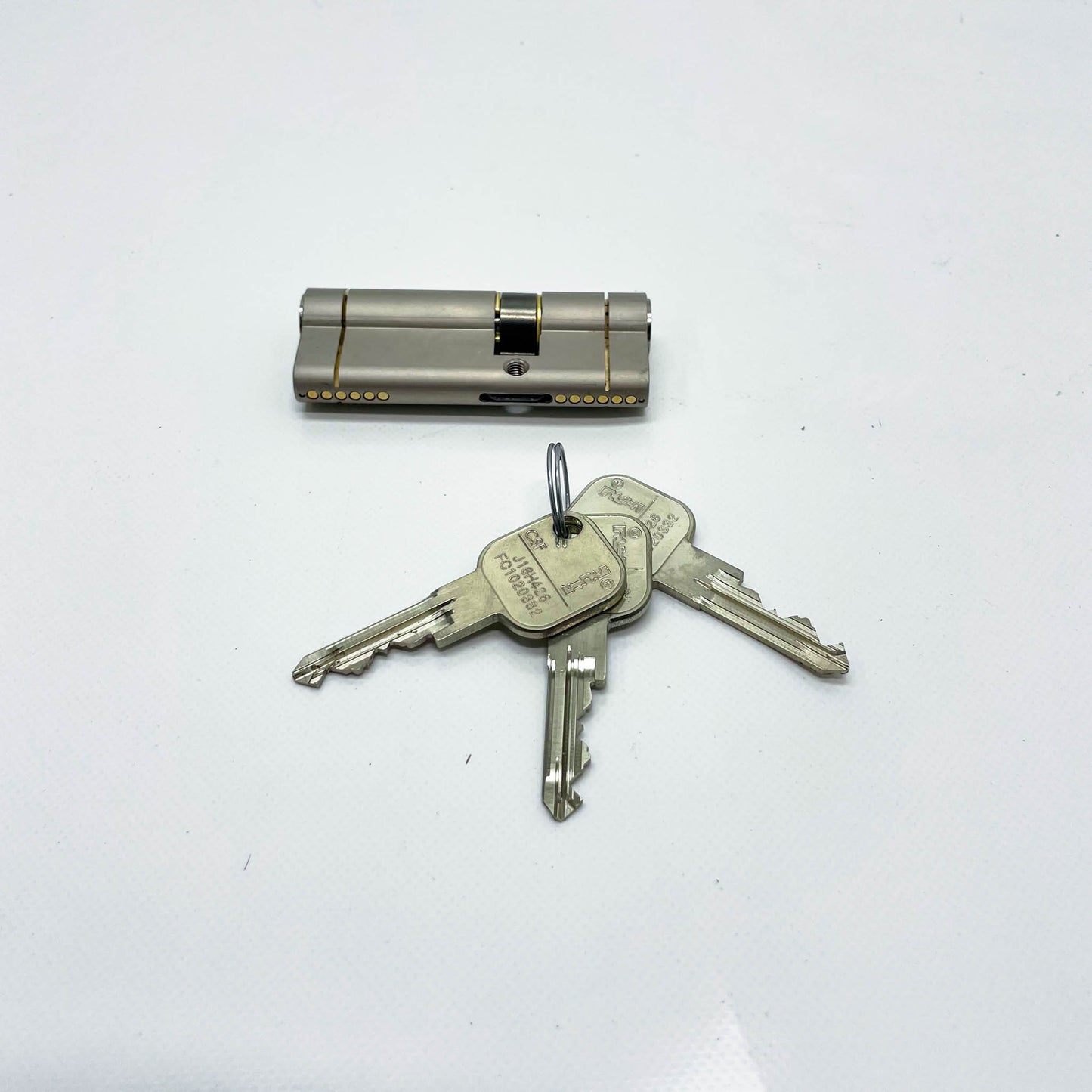 ISEO Doppel Schließzylinder 30/50 mm, 3 Schlüssel, Modell J12H426, F90, Sicherheitsschloss, robust, vielseitig einsetzbar.