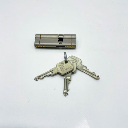 ISEO Doppel Schließzylinder 30/50 mm, 3 Schlüssel, Modell J12H426, F90, Sicherheitsschloss, robust, vielseitig einsetzbar.