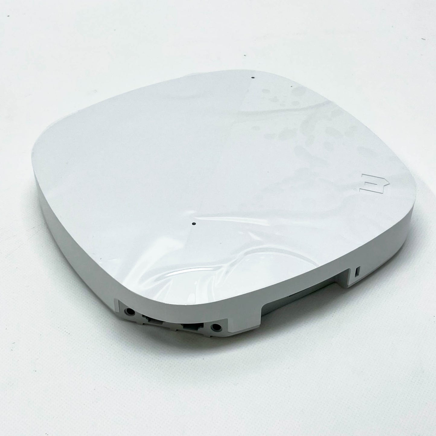 Extreme Networks AP4000-WW, Indoor Tri Radio, Wi-Fi Access Point, integrierte Lichtleistungssensoren, AI/ML, Green Mode, INT Antennen T-Bar.