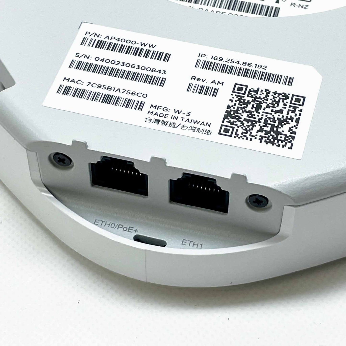 Extreme Networks AP4000-WW, Indoor Tri Radio, Wi-Fi Access Point, integrierte Lichtleistungssensoren, AI/ML, Green Mode, INT Antennen T-Bar.