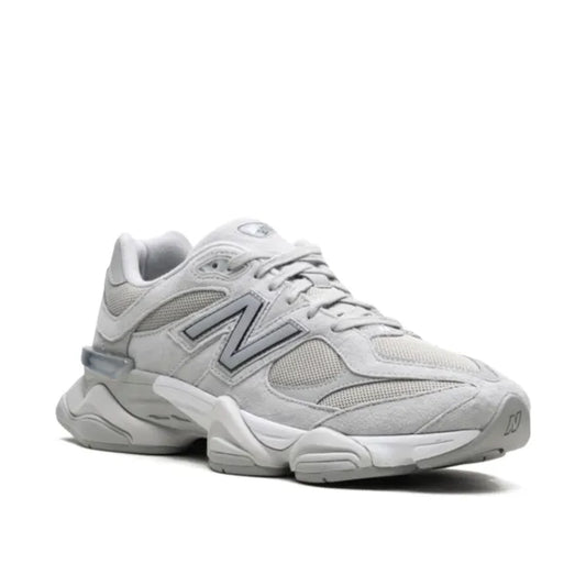 New Balance 9060, EUR 43, Sneaker, Silber Metallic Grau, sportlich, bequem, modisch, ideal für Alltag und Freizeit.