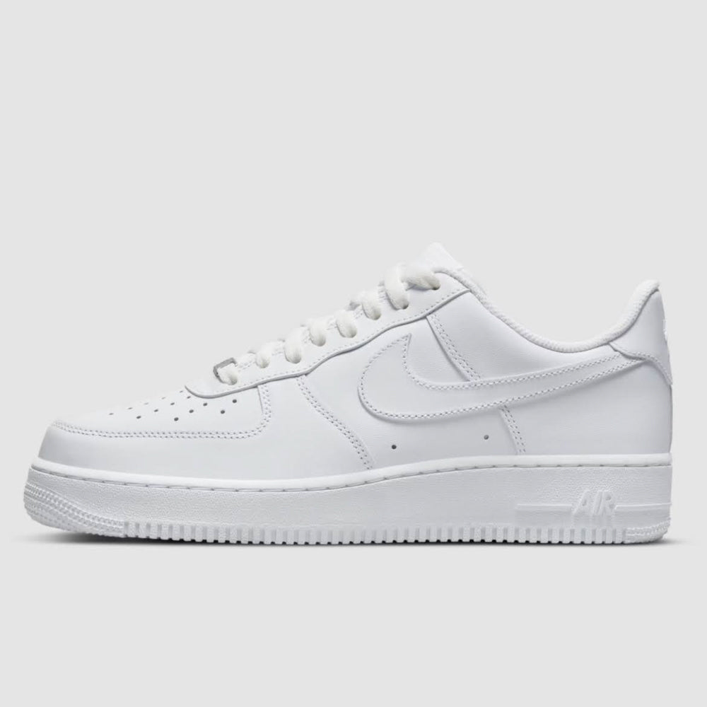 Nike Air Force 1 `07, EUR 41, Sneaker, zeitloses Design, gepolsterte Sohle, strapazierfähiges Obermaterial, ideal für Alltag und Sport.