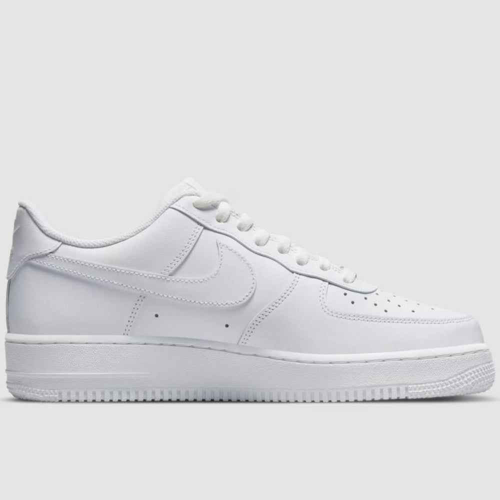Nike Air Force 1 `07, EUR 41, Sneaker, zeitloses Design, gepolsterte Sohle, strapazierfähiges Obermaterial, ideal für Alltag und Sport.