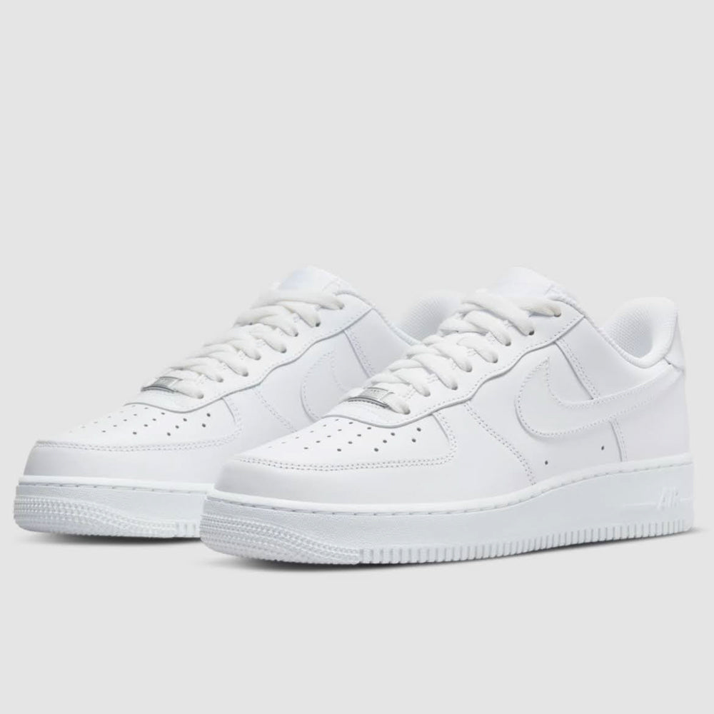 Nike Air Force 1 `07, EUR 41, Sneaker, zeitloses Design, gepolsterte Sohle, strapazierfähiges Obermaterial, ideal für Alltag und Sport.