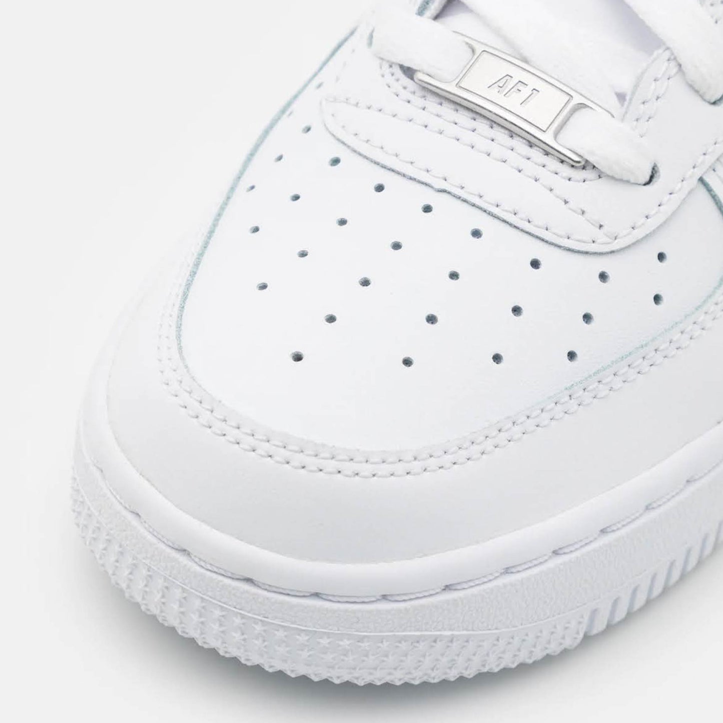 Nike Air Force 1 LE, EUR 40, Sneaker, weiß, Leder, klassische Silhouette, perforierte Zehenbox, gepolsterter Einstieg